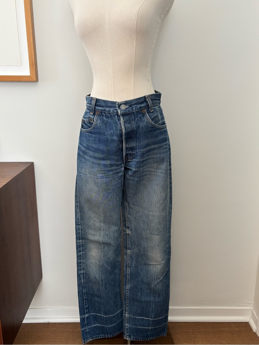 Vintage Levi's Women's Jeans in Faded Indigo
